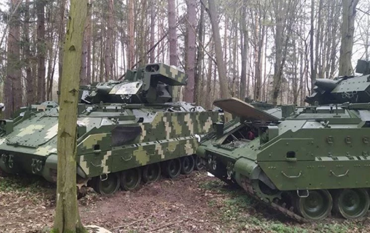 Hai chiếc xe bọc thép M2 Bradley được Ukraine ngụy trang màu xanh lá cây. Ảnh: War Zone.