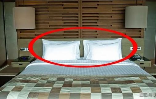 Vì sao khách sạn thường để 2 gối cho một giường đơn? Đừng tưởng trang trí, đây mới là lý do