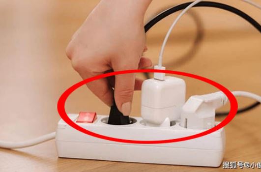 4 loại phích cắm nên rút ngay sau khi dùng để giảm một nửa tiền điện mỗi tháng