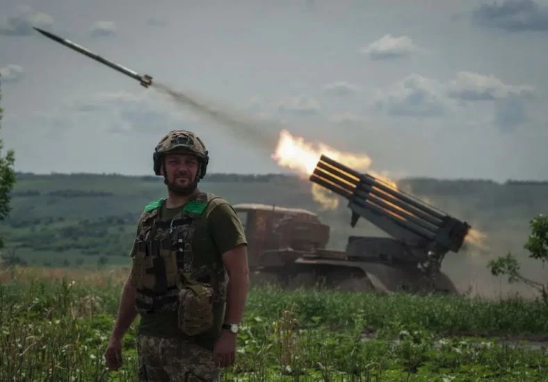 Ukraine khai hỏa pháo phản lực BM-21 "Grad" ở Donetsk ngày 21/6. Ảnh: AP.