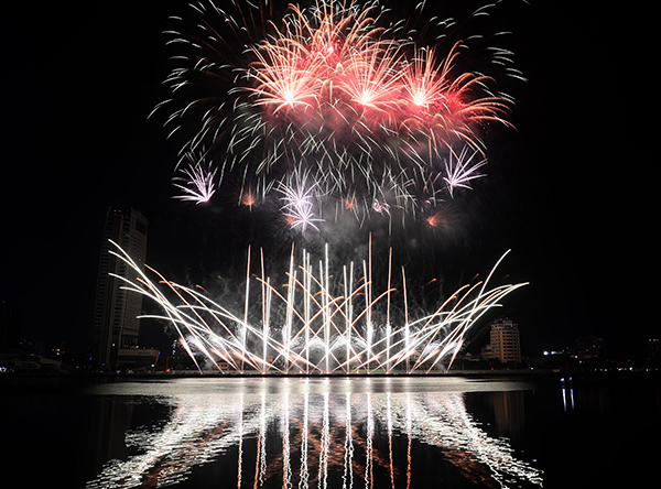 Pháo hoa Ba Lan - Anh khắc họa vẻ đẹp thiên nhiên trên bầu trời Đà Nẵng