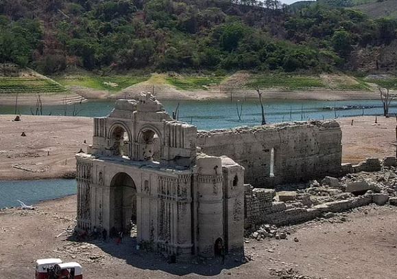 Hạn hán khiến hồ nước ngọt khô cạn, công trình gần 500 năm tuổi lộ ra hoàn toàn
