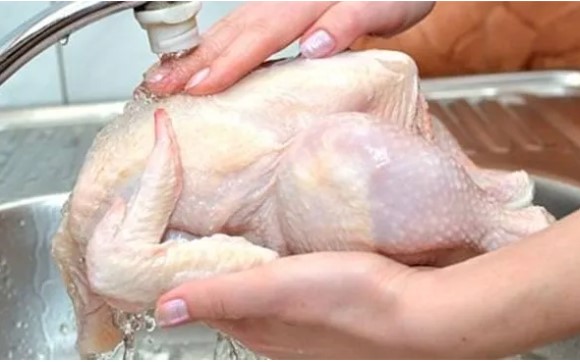 Rửa thịt gà theo cách này sẽ khiến “thịt bẩn như rác”: Rất nhiều người mắc phải, đây mới là cách làm đúng