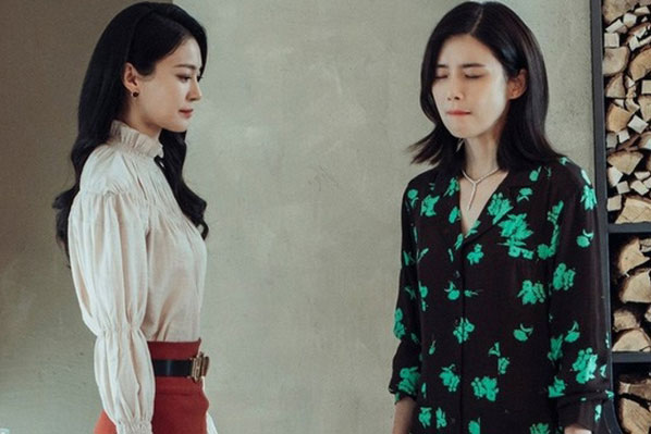 Tôi bị mọi người xa lánh kể từ ngày chồng trở thành đồng nghiệp