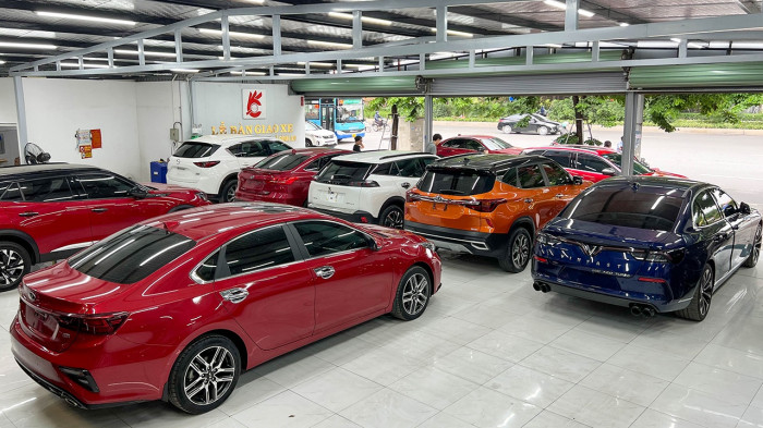 Giá ôtô mới liên tiếp giảm, dân buôn xe cũ khóc ròng