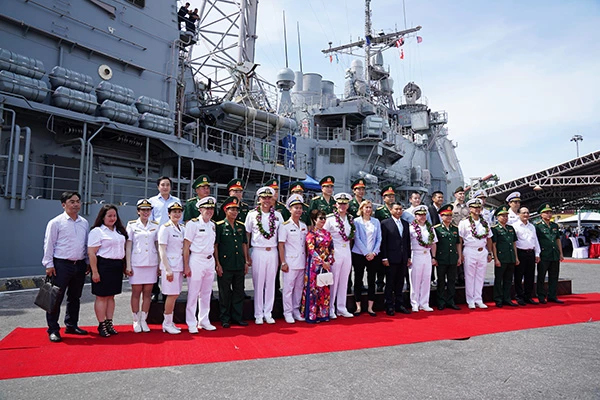 Lãnh đạo TP Đà Nẵng, các đơn vị hữu quan cùng Đại sứ quán Hoa Kỳ tại Việt Nam chào đón tàu sân bay USS Ronald Reagan lần đầu tiên thăm Đà Nẵng.