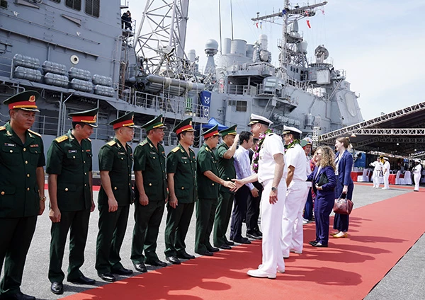 Chr huy tàu sân bay USS Ronald Reagan chào hỏi lãnh đạo các đơn vị chức năng TP Đà Nẵng.