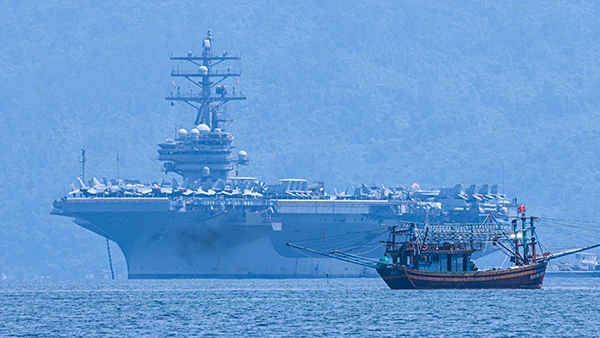 Tàu sân bay USS Ronald Reagan tiến vào vùng biển ngoài khơi Đà Nẵng.