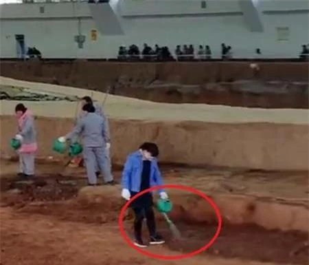 Vì sao phải tưới nước lên mặt đất trong khu di tích binh đoàn đất nung Tần Thủy Hoàng? - Ảnh 2. Vì sao phải tưới nước lên mặt đất trong khu di tích binh đoàn đất nung Tần Thủy Hoàng? - Ảnh 2.