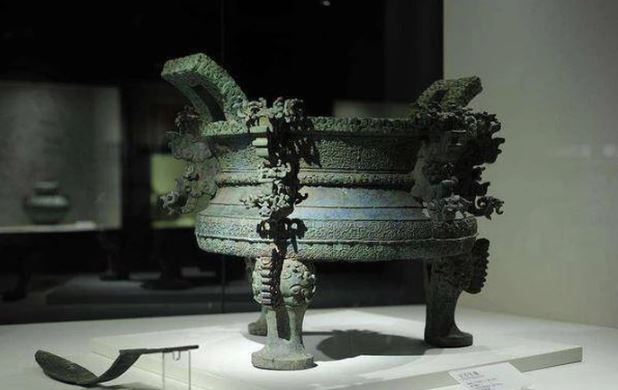 Hồ nước giảm 100 mét trong một đêm, chuyên gia đến khai quật, không ngờ đụng độ “6 rồng vàng”