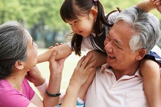 Muốn nhờ ông bà chăm cháu, cha mẹ cần chuẩn bị tốt 3 điều này
