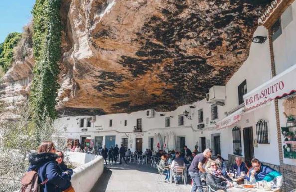 Ấn tượng thị trấn "đá đè": Xây nhà không cần lợp mái, mát rười rượi giữa nắng nóng gay gắt