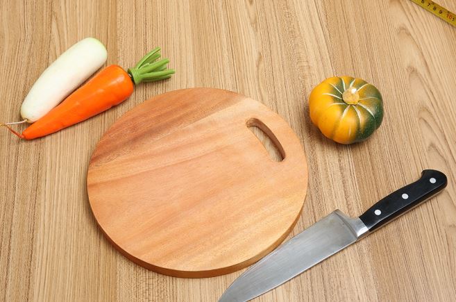 Vì sao trên thớt luôn có một lỗ khuyết?