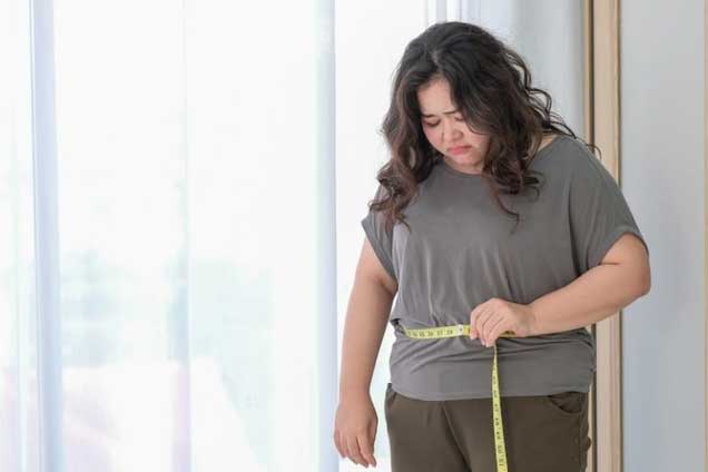 Tối nào vợ tôi cũng diện đồ đẹp đứng ngắm nghía, khóc lóc trước gương