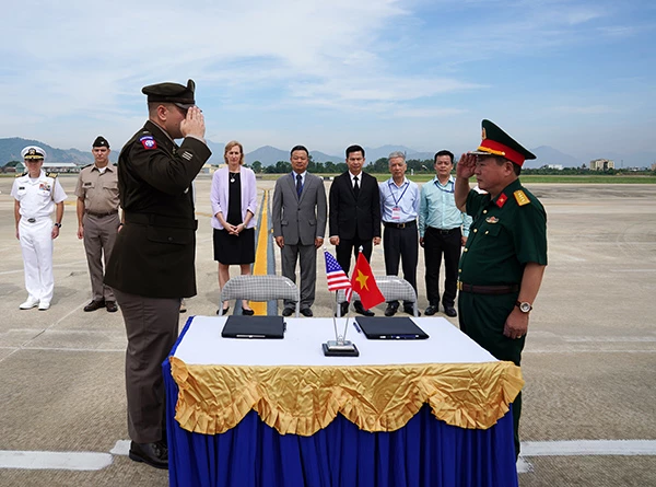 Lễ bàn giao lần thư 161 hài cốt được cho là của quân nhân Hoa Kỳ mất tích trong chiến tranh (MIA) ở Việt Nam được tiến hành tại sân bay quốc tế Đà Nẵng ngày 27/6.