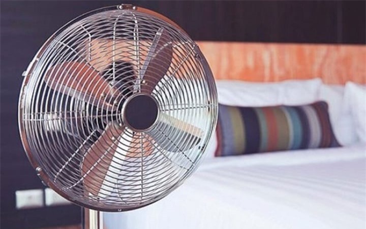 Mẹo dùng quạt đúng cách giúp bạn ngủ ngon hơn trong mùa hè - 1