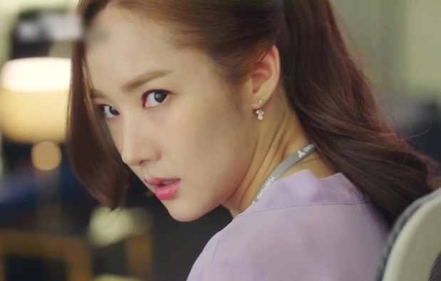 Liên tục mất giày dép, chăn gối ở văn phòng... tôi rình đến tận tối rồi bàng hoàng phát hiện bóng đen biến thái dưới gầm bàn