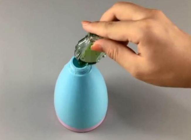 Đổ dầu gió vào giấm trắng: Công dụng tuyệt vời nhà ai cũng cần, tiết kiệm tiền triệu mỗi năm