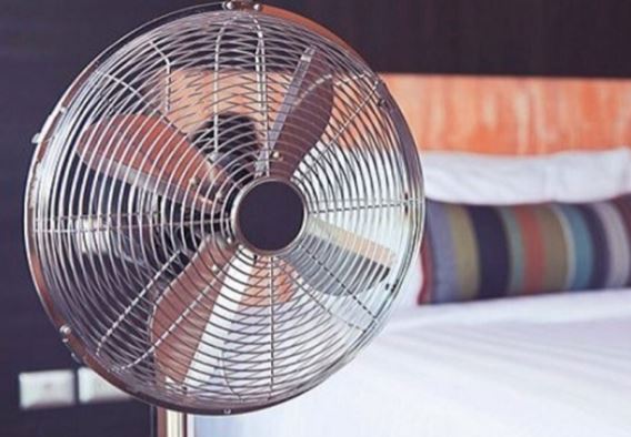 Mẹo dùng quạt đúng cách giúp bạn ngủ ngon hơn trong mùa hè