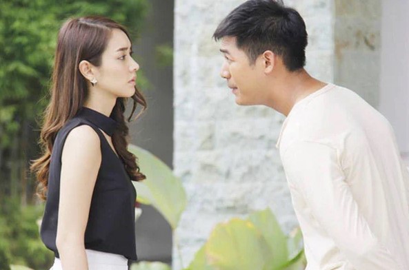 Đang ngồi ăn cơm, chồng bê bát sang nhà hàng xóm, tới khi anh quay trở về thì tôi chết lặng trước cảnh tượng đầy oan trái