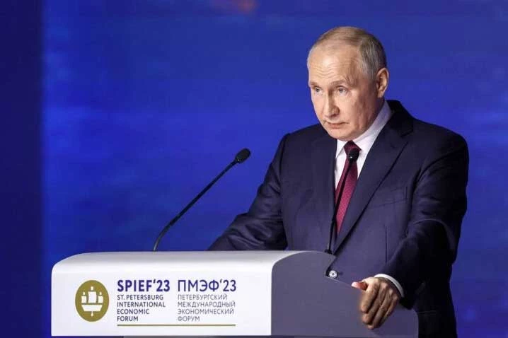 Tổng thống Nga Vladimir Putin phát biểu tại SPIEF.
