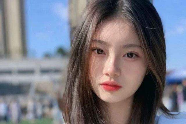 Trưa nào anh đồng nghiệp cũng mang cơm cho nhưng tôi không thèm nhìn, ấy vậy mà chỉ một cuộc điện thoại đã làm tôi ăn hết hộp cơm