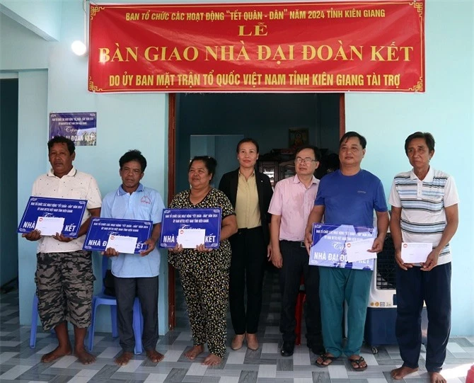 Trao nhà Đại đoàn kết cho hộ nghèo trên địa bàn xã Bình Giang, huyện Hòn Đất.