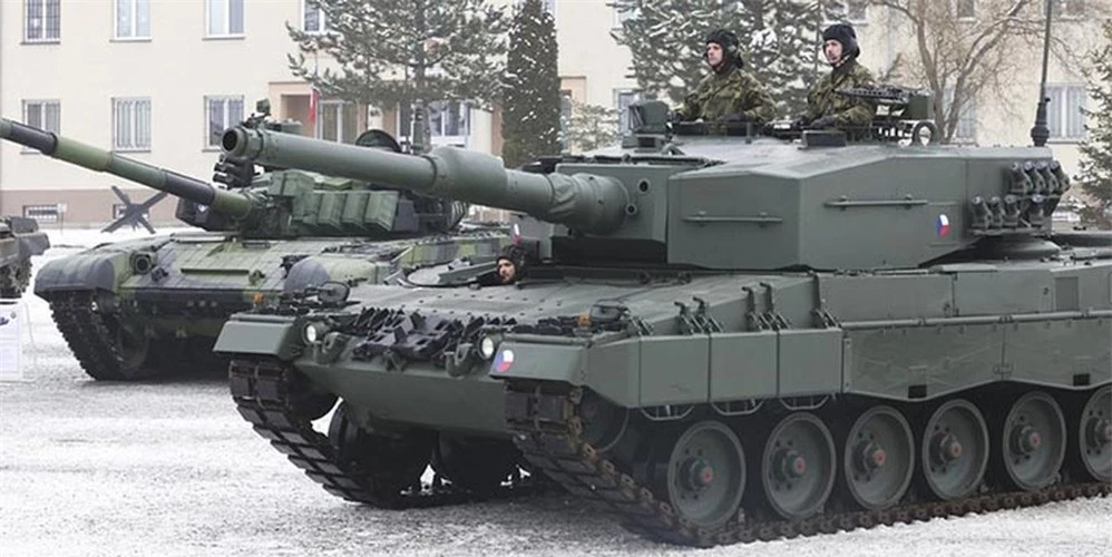 Sau khi kiểm tra chi tiết những chiếc xe tăng Leopard 2A4 bị binh lính Nga hạ gục, giới truyền thông thấy rõ khả năng chống chịu hỏa lực pháo binh của chúng kém hơn nhiều so với T-54 và T-55 của Liên Xô. Leopard 2A4 của Đức dễ bị tấn công hơn so với T-54 ảnh 1
