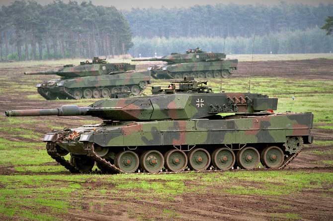 Leopard 2A4 c&#x1EE7;a &#x110;&#x1EE9;c d&#x1EC5; b&#x1ECB; t&#x1EA5;n c&#xF4;ng h&#x1A1;n so v&#x1EDB;i T-54