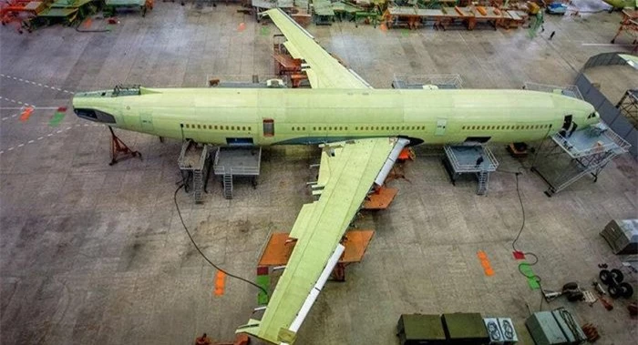Một số chuyên gia Nga đã tuyên bố vào năm 2021 rằng thay vì máy bay chở khách thân rộng CR929 liên doanh với Trung Quốc, họ cần một chiếc Il-96-400M hoàn toàn mới.