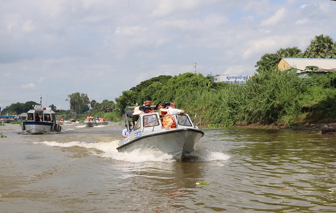 Phó Thủ tướng Trần Lưu Quang "thị sát điểm nóng" buôn lậu tại An Giang