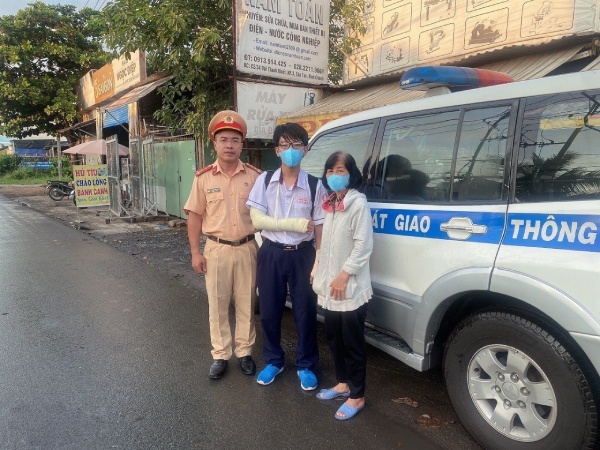 Nghĩa cử cao đẹp của chiến sĩ cảnh sát giao thông