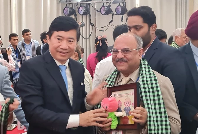 Chủ tịch UBND tỉnh Đồng Tháp Phạm Nghĩa tặng quà lưu niệm cho các doanh nghiệp Ấn Độ