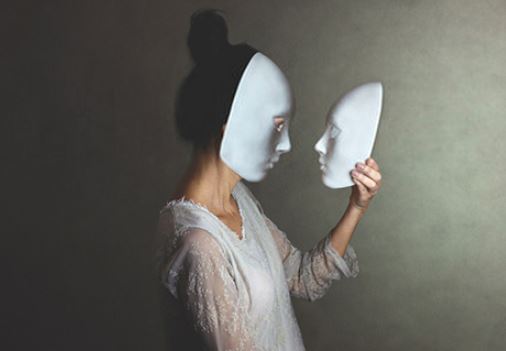 Người sống giả tạo, hai mặt mở miệng là nói 3 câu này, dù thân thiết đến mấy cũng phải cắt đứt