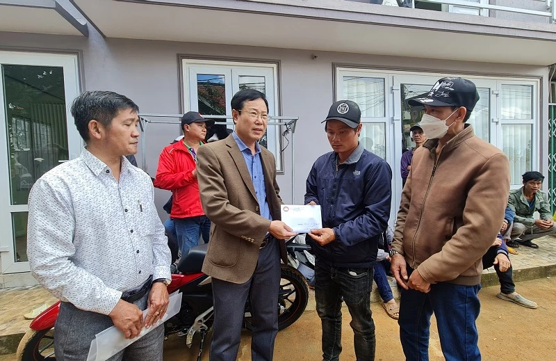 Ông Phạm Triều - Chủ tịch Uỷ ban MTTQ Việt Nam tỉnh Lâm Đồng, đến thăm và trao quà cho gia đình nạn nhân.