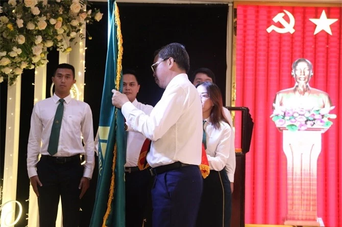 Phó Chủ tịch UBND tỉnh Kiên Giang Nguyễn Lưu Trung gắn Huân chương Độc lập hạng Ba lên lá cờ truyền thống của đơn vị.