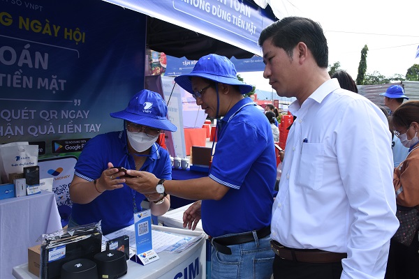 Lâm Đồng: Trải nghiệm phương thức thanh toán không dùng tiền mặt tại Đức Trọng