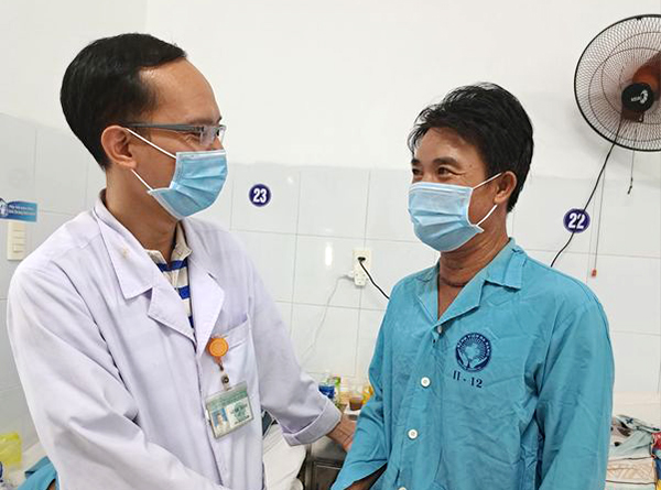 Cứu sống nạn nhân bị mảnh sắt xuyên thấu từ cổ vào phổi