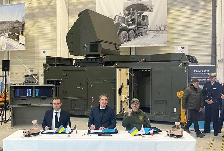 Bộ trưởng Quốc phòng Pháp và người đồng cấp Ukraine bên cạnh hệ thống radar GM200 của SAMP/T.