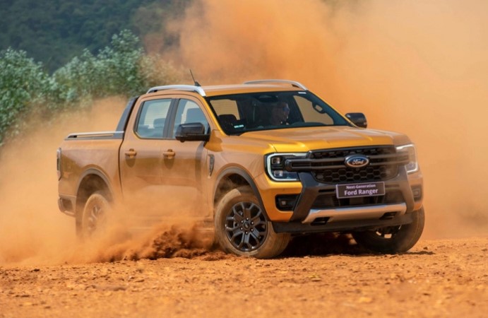 Xe bán tải đang ế dài, giảm giá trăm triệu để vợt khách