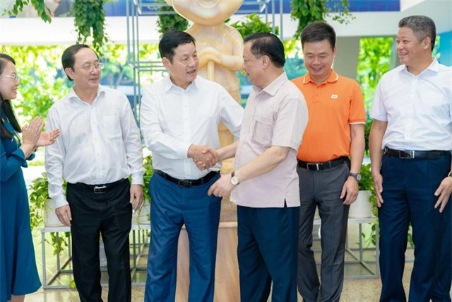 Bí thư Thành ủy Hà Nội và Bộ trưởng Bộ Khoa học Công nghệ thăm và làm việc tại Tập đoàn FPT - Ảnh 3.