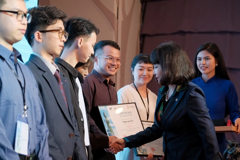 Bà Huỳnh Bích Ngọc - Tổng Giám đốc Tập đoàn TTC, trao chứng nhận cho Top 20 tác phẩm xuất sắc nhất cuộc thi.