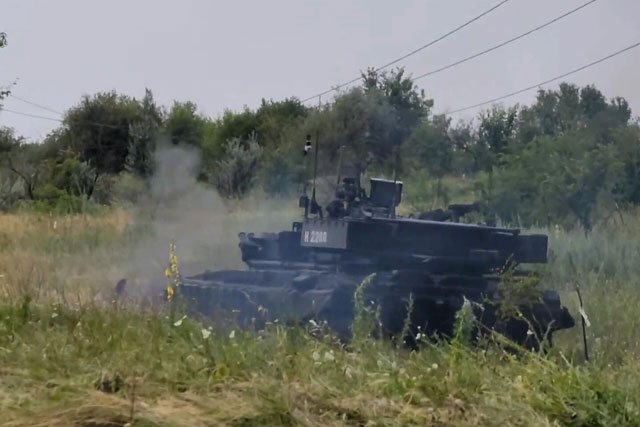 Đặc công Nga rà phá bom mìn ở làng Svetlichnoe của CHND Lugansk