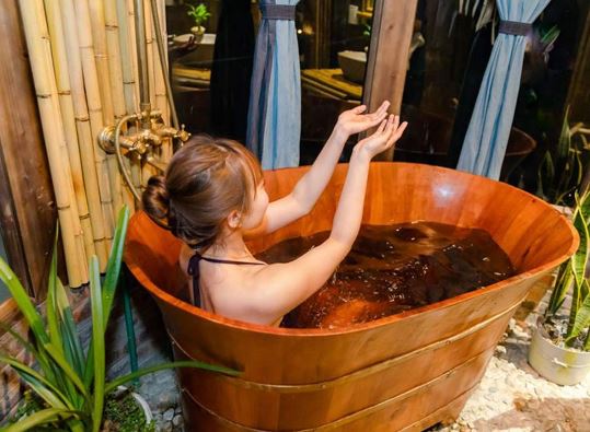 Cơ thể thơm ngát dễ chịu khi tắm bằng nước lá này