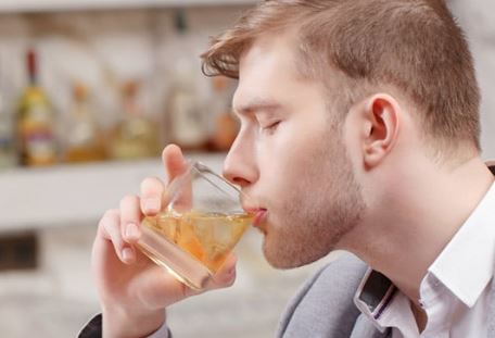 Việc uống rượu khi đói nguy hiểm như thế nào?