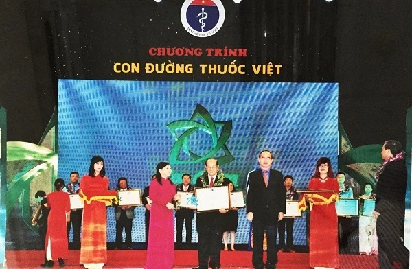 Ủy viên Bộ Chính trị, Chủ tịch Ủy Ban TƯ MTTQ Việt Nam Nguyễn Thiện Nhân trao giải thưởng “Ngôi sao thuốc Việt” cho công ty SaVipharm năm 2014.