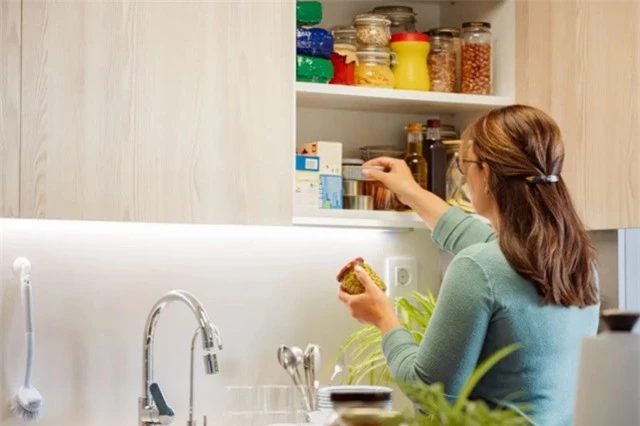 Món đồ trong bếp có thể là 'ổ chứa' vi khuẩn, nguy cơ gây 13 bệnh nếu không làm sạch đúng cách - Ảnh 1.