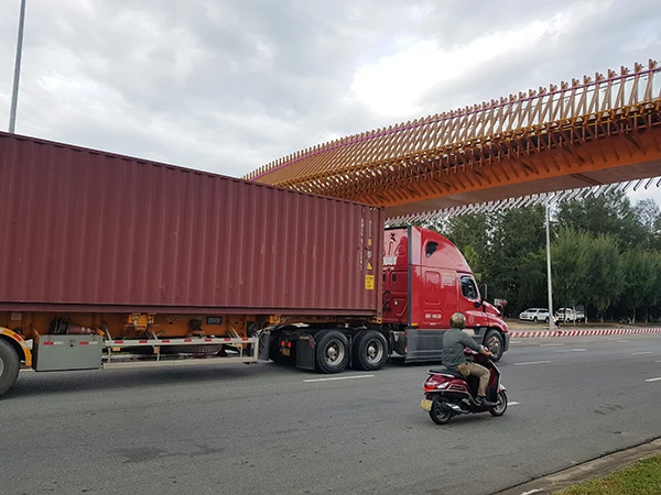 Đồng thời đảm bảo tĩnh không cho các phương tiện vận tải cỡ lớn lưu thông trên đường Nguyễn Tất Thành. 