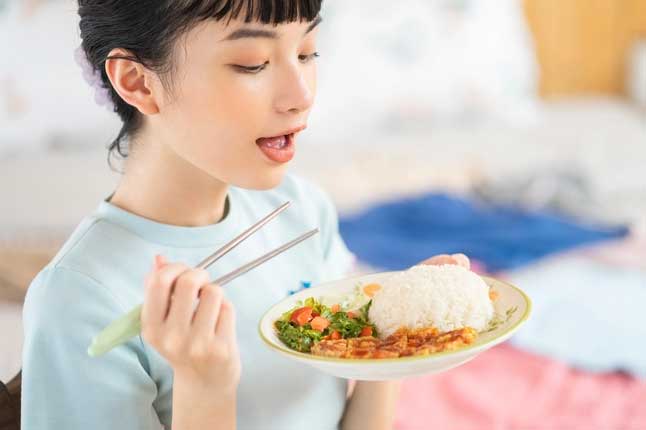 Gạt lớp cơm trắng mới hiểu lòng mẹ chồng