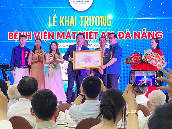PGS.TS Lương Ngọc Khuê trao Giấy phép của Bộ Y tế cho phép thành lập và đi vào hoạt động Bệnh viện Mắt Việt An Đà Nẵng.